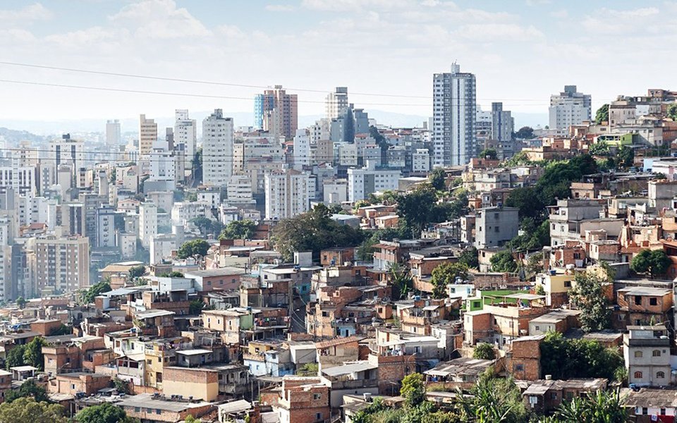 Brasil precisa priorizar o combate às desigualdades regionais se quiser alcançar as metas dos Objetivos de Desenvolvimento Sustentável (ODS) da ONU, ligados diretamente à criança e ao adolescente; no balanço geral, o Brasil cumpriu sete dos oito Objetivos do Milênio, voltados para os países em desenvolvimento, com exceção da meta de redução da mortalidade materna; "Olhando a média nacional dá para pensar que alguns indicadores estão bons, mas precisamos olhar para as diferentes realidades brasileiras para enxergar onde estão os desafios", diz a administradora executiva da Abrinq, Heloisa Oliveira (Foto: Paulo Emílio) Brasil precisa priorizar o combate às desigualdades regionais se quiser alcançar as metas dos Objetivos de Desenvolvimento Sustentável (ODS) da ONU, ligados diretamente à criança e ao adolescente; no balanço geral, o Brasil cumpriu sete dos oito Objetivos do Milênio, voltados para os países em desenvolvimento, com exceção da meta de redução da mortalidade materna; "Olhando a média nacional dá para pensar que alguns indicadores estão bons, mas precisamos olhar para as diferentes realidades brasileiras para enxergar onde estão os desafios", diz a administradora executiva da Abrinq, Heloisa Oliveira