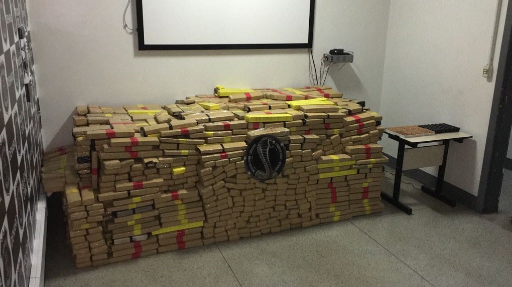 Delegacia Estadual de Repressão a Narcóticos (Denarc), da Polícia Civil, realizou nesta terça-feira uma das maiores apreensões de drogas na região Sudoeste do estado, ao interceptar, na BR-060, próximo a Jataí, uma organização criminosa que transportava 1,1 tonelada de maconha de Campo Grande (MS) para Goiânia; na operação, destinada à repressão ao tráfico interestadual de drogas, os policiais identificaram Larry Cris Vieira de Moura, 31 anos, Wagner de Oliveira Quadros, 32 anos, e Edimar da Silva Medeiros, 37 anos, como membros do grupo criminoso; com eles, a polícia encontrou ainda 500 munições de calibre 9mm e 8 carregadores estendidos com capacidade para 30 munições (Foto: José Barbacena) Delegacia Estadual de Repressão a Narcóticos (Denarc), da Polícia Civil, realizou nesta terça-feira uma das maiores apreensões de drogas na região Sudoeste do estado, ao interceptar, na BR-060, próximo a Jataí, uma organização criminosa que transportava 1,1 tonelada de maconha de Campo Grande (MS) para Goiânia; na operação, destinada à repressão ao tráfico interestadual de drogas, os policiais identificaram Larry Cris Vieira de Moura, 31 anos, Wagner de Oliveira Quadros, 32 anos, e Edimar da Silva Medeiros, 37 anos, como membros do grupo criminoso; com eles, a polícia encontrou ainda 500 munições de calibre 9mm e 8 carregadores estendidos com capacidade para 30 munições