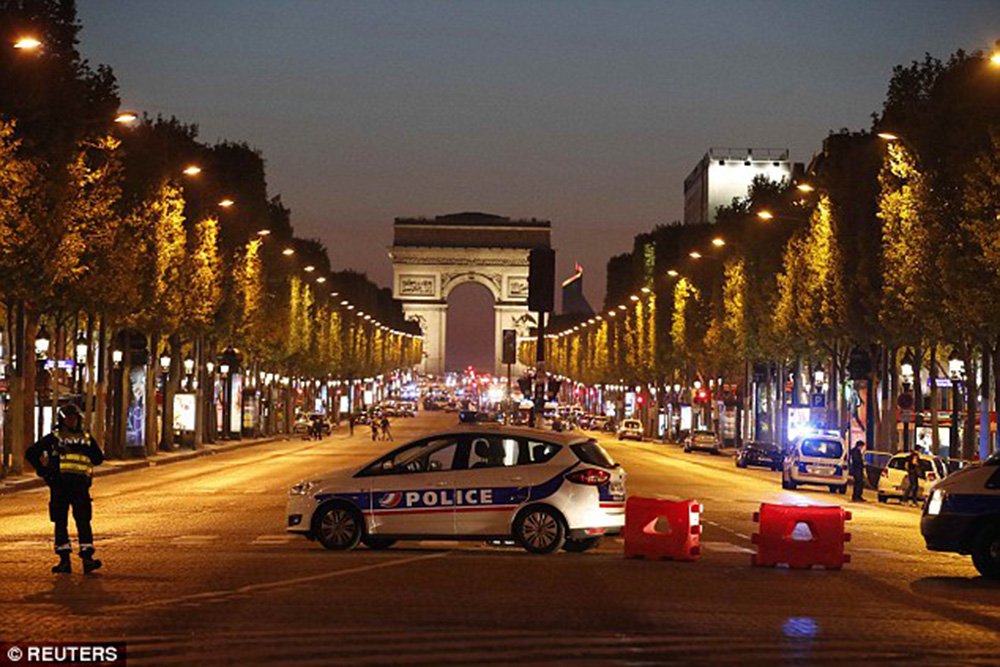Um tiroteio em Paris nesta quinta-feira (20) deixou pelo menos dois policiais mortos, segundo a agência Sputnik; autoridades falam em "provável atentado terrorista"; segundo a polícia local, o atirador foi morto; segundo testemunhas, o atirador saiu de um carro e começou a disparar com uma metralhadora "Kalashnikov"; região próxima dos disparos foi interditada para o trabalho dos serviços especiais (Foto: Aquiles Lins) Um tiroteio em Paris nesta quinta-feira (20) deixou pelo menos dois policiais mortos, segundo a agência Sputnik; autoridades falam em "provável atentado terrorista"; segundo a polícia local, o atirador foi morto; segundo testemunhas, o atirador saiu de um carro e começou a disparar com uma metralhadora "Kalashnikov"; região próxima dos disparos foi interditada para o trabalho dos serviços especiais