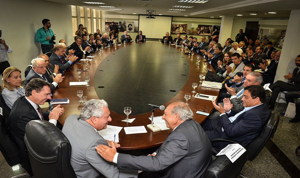 Goiás é destaque entre os demais estados brasileiros, num momento de dificuldade financeira, ao anunciar o maior pacote de obras do país (Goiás na Frente), com investimentos públicos de R$ 6 bilhões; nesta sexta-feira, várias empresas minerárias que atuam em Goiás anunciaram investimento de 750 milhões de dólares em projetos de exploração, ampliação e pesquisa mineral no Estado; agora, com mais esses investimentos privados da área de mineração 750 milhões de dólares (cerca de R$ 2,3 bilhões), a previsão de investimentos do setor privado no programa Goiás na Frente, que era de R$ 3 bilhões (600 milhões de dólares da Celg D/Enel, entre outros), deve ultrapassar os R$ 5 bilhões (Foto: José Barbacena) Goiás é destaque entre os demais estados brasileiros, num momento de dificuldade financeira, ao anunciar o maior pacote de obras do país (Goiás na Frente), com investimentos públicos de R$ 6 bilhões; nesta sexta-feira, várias empresas minerárias que atuam em Goiás anunciaram investimento de 750 milhões de dólares em projetos de exploração, ampliação e pesquisa mineral no Estado; agora, com mais esses investimentos privados da área de mineração 750 milhões de dólares (cerca de R$ 2,3 bilhões), a previsão de investimentos do setor privado no programa Goiás na Frente, que era de R$ 3 bilhões (600 milhões de dólares da Celg D/Enel, entre outros), deve ultrapassar os R$ 5 bilhões