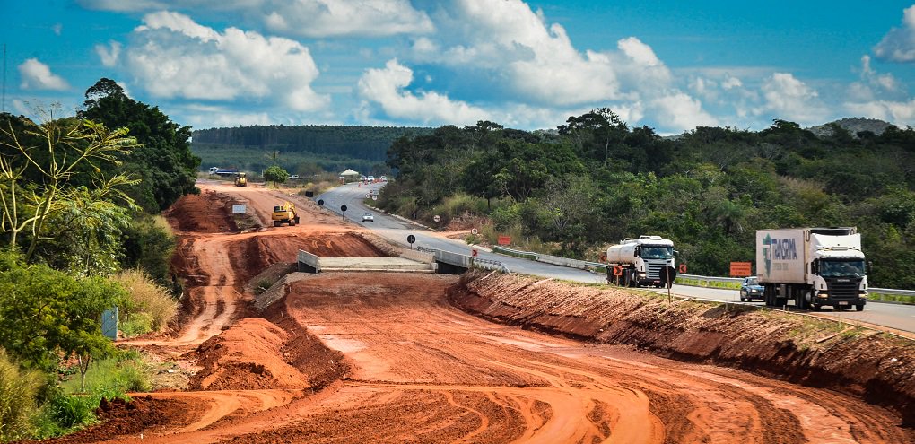 Goiás na Frente prevê R$ 9 bilhões de investimentos em obras e serviços em todas as regiões do Estado; do montante, R$ 6 bilhões são provenientes do Tesouro Estadual e R$ 3 bilhões de recursos privados, dentre eles 600 milhões de dólares da privatização da Celg D/Enel; os mais de R$ 650 milhões destinados para intervenções rodoviárias compreendem 39 obras em diferentes regiões; são 15 obras de duplicação, entre elas a da GO-070, que liga a Capital à histórica Cidade de Goiás (Foto: José Barbacena) Goiás na Frente prevê R$ 9 bilhões de investimentos em obras e serviços em todas as regiões do Estado; do montante, R$ 6 bilhões são provenientes do Tesouro Estadual e R$ 3 bilhões de recursos privados, dentre eles 600 milhões de dólares da privatização da Celg D/Enel; os mais de R$ 650 milhões destinados para intervenções rodoviárias compreendem 39 obras em diferentes regiões; são 15 obras de duplicação, entre elas a da GO-070, que liga a Capital à histórica Cidade de Goiás