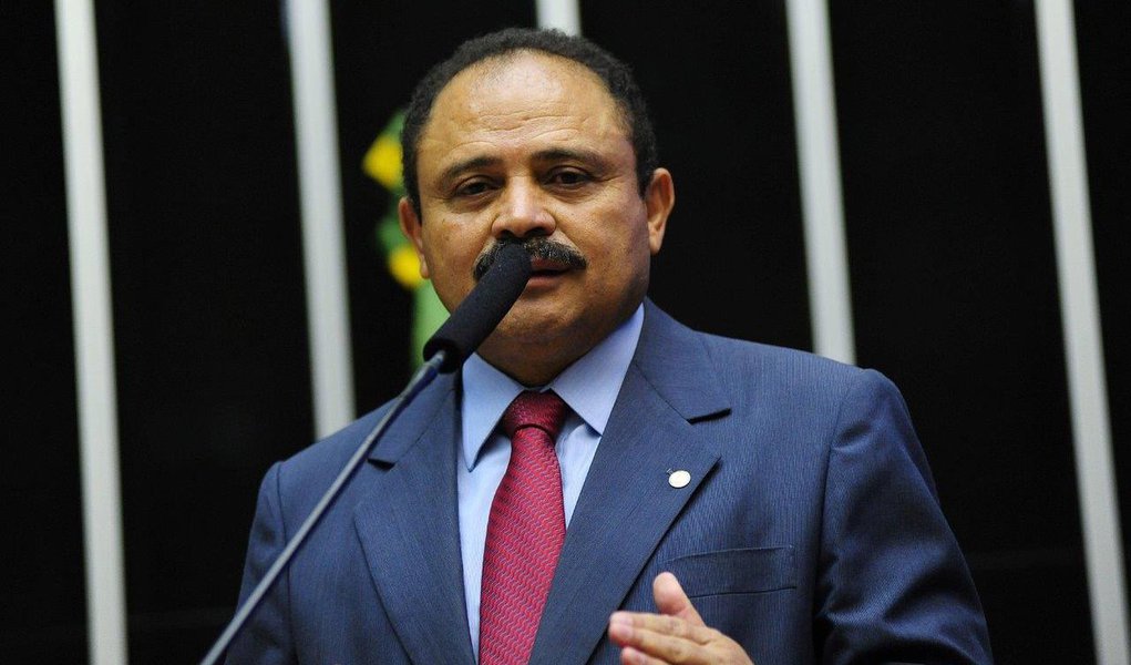 Mais de um ano após o golpe contra Dilma Rousseff, o deputado federal Waldir Maranhão (PP-MA) voltou a criticar o afastamento definitivo da petista; “O tempo mostrou que eu estava certo quando tentei anular a cassação de Dilma. Hoje o Brasil está bem pior. O impeachment dela não fez bem ao país. É só comparar como estava a nação antes e agora depois da cassação”, disse; tanto o MP como a perícia do Senado inocentaram Dilma; Já Michel Temer tem a menor popularidade desde a redemocratização; sobre 2018, o parlamentar reforçou sua intenção em disputar o Senado; “Acredito que o grupo do governador Flávio Dino deverá fazer as duas vagas para o senado e não vejo hoje nenhum nome preferido dele, por esta razão vou perseguir essa chance” (Foto: Leonardo Lucena) Mais de um ano após o golpe contra Dilma Rousseff, o deputado federal Waldir Maranhão (PP-MA) voltou a criticar o afastamento definitivo da petista; “O tempo mostrou que eu estava certo quando tentei anular a cassação de Dilma. Hoje o Brasil está bem pior. O impeachment dela não fez bem ao país. É só comparar como estava a nação antes e agora depois da cassação”, disse; tanto o MP como a perícia do Senado inocentaram Dilma; Já Michel Temer tem a menor popularidade desde a redemocratização; sobre 2018, o parlamentar reforçou sua intenção em disputar o Senado; “Acredito que o grupo do governador Flávio Dino deverá fazer as duas vagas para o senado e não vejo hoje nenhum nome preferido dele, por esta razão vou perseguir essa chance”