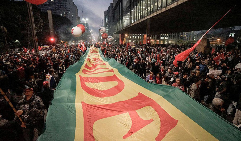 Milhares de manifestantes ocupam a Avenida Paulista, em frente ao Masp, em São Paulo; manifestantes criticam a agenda de reformas do governo de Michel Temer (PMDB) e, sobretudo, estão em defesa do ex-presidente Lula; “Eleição sem Lula é fraude” são as palavras desenhadas no maior dele; "Diziam que era só tirar a Dilma que tudo se resolvia. Hoje temos 14 milhões de desempregados, o Brasil voltando para o mapa da fome. Eles não ligam para o povo, a cabeça deles é escravocrata. Arrumem um candidato e venham disputar nas urnas", disse o senador Lindbergh Farias; acompanhe ao vivo (Foto: Aquiles Lins) Milhares de manifestantes ocupam a Avenida Paulista, em frente ao Masp, em São Paulo; manifestantes criticam a agenda de reformas do governo de Michel Temer (PMDB) e, sobretudo, estão em defesa do ex-presidente Lula; “Eleição sem Lula é fraude” são as palavras desenhadas no maior dele; "Diziam que era só tirar a Dilma que tudo se resolvia. Hoje temos 14 milhões de desempregados, o Brasil voltando para o mapa da fome. Eles não ligam para o povo, a cabeça deles é escravocrata. Arrumem um candidato e venham disputar nas urnas", disse o senador Lindbergh Farias; acompanhe ao vivo