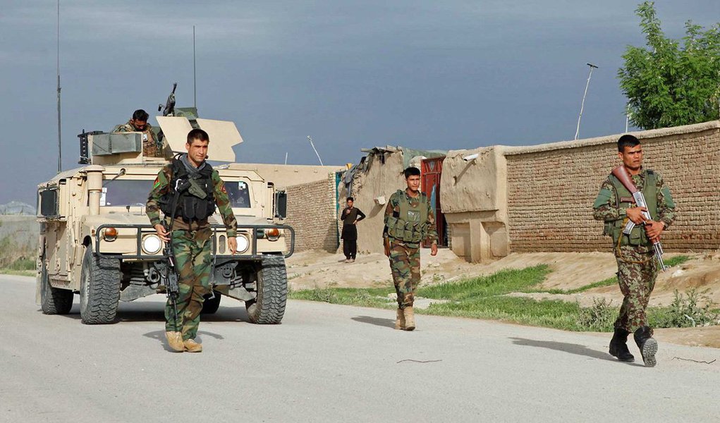 Um balanço provisório aponta mais de cem mortos e feridos, após um ataque de um comando talibã contra uma base militar na região norte do Afeganistão; a informação é do ministério da Defesa afegão; jovens recrutas estão entre a maior parte das vítimas; o ataque próximo a uma mesquita, em Mazar-i-Sharif, capital da província de Balkh (Foto: Leonardo Lucena) Um balanço provisório aponta mais de cem mortos e feridos, após um ataque de um comando talibã contra uma base militar na região norte do Afeganistão; a informação é do ministério da Defesa afegão; jovens recrutas estão entre a maior parte das vítimas; o ataque próximo a uma mesquita, em Mazar-i-Sharif, capital da província de Balkh