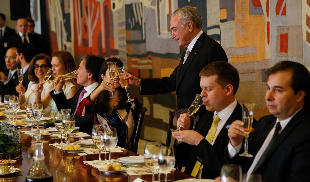 Durante discurso nesta quinta-feira, 20, a formandos do Instituto Rio Branco, Michel Temer quis criticar a presidente deposta Dilma Rousseff, que que tem denunciado o golpe parlamentar do qual foi vítima em 2016, mas acabou sendo sincero; "As pessoas lá fora imaginam que esse país é um 'paiseco' que vai fazendo as coisas sem amparo legal, constitucional", disse Temer; "Essa é a hora que os senhores terão a oportunidade de falar sobre o Brasil, um novo país de oportunidades, que nasce dessa reforma, do vigor das instituições", completou (Foto: Paulo Emílio) Durante discurso nesta quinta-feira, 20, a formandos do Instituto Rio Branco, Michel Temer quis criticar a presidente deposta Dilma Rousseff, que que tem denunciado o golpe parlamentar do qual foi vítima em 2016, mas acabou sendo sincero; "As pessoas lá fora imaginam que esse país é um 'paiseco' que vai fazendo as coisas sem amparo legal, constitucional", disse Temer; "Essa é a hora que os senhores terão a oportunidade de falar sobre o Brasil, um novo país de oportunidades, que nasce dessa reforma, do vigor das instituições", completou