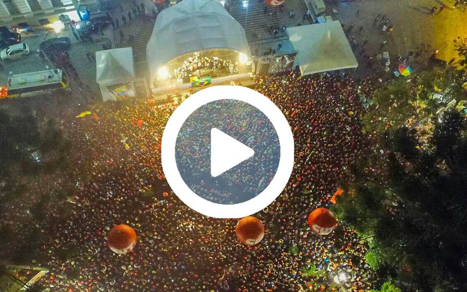 “Se um dia precisar mentir pra vocês, eu prefiro que um ônibus me atropele, em qualquer rua deste país”, discursou Lula, indo ao choro na Praça Santos Andrade (UFPR); como diz o jornalista Esmael Morais, "este é o verdadeiro depoimento de Luiz Inácio Lula da Silva, que vale, dado em Curitiba, nesta quarta-feira (10), a 60 mil pessoas" (Foto: Gisele Federicce) “Se um dia precisar mentir pra vocês, eu prefiro que um ônibus me atropele, em qualquer rua deste país”, discursou Lula, indo ao choro na Praça Santos Andrade (UFPR); como diz o jornalista Esmael Morais, "este é o verdadeiro depoimento de Luiz Inácio Lula da Silva, que vale, dado em Curitiba, nesta quarta-feira (10), a 60 mil pessoas"