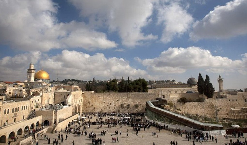 Palestinos voltaram a rezar sem restrições na Esplanada das Mesquitas neste sábado (29), em uma Jerusalém que acordou em calma após duas semanas de violência pela oposição dos muçulmanos às medidas de segurança extraordinárias impostas por Israel depois um ataque na região; na noite dessa sexta, Israel suspendeu a limitação de acesso ao local aos homens menores de 50 anos que tinha sido decretada para as orações do dia (Foto: Aquiles Lins) Palestinos voltaram a rezar sem restrições na Esplanada das Mesquitas neste sábado (29), em uma Jerusalém que acordou em calma após duas semanas de violência pela oposição dos muçulmanos às medidas de segurança extraordinárias impostas por Israel depois um ataque na região; na noite dessa sexta, Israel suspendeu a limitação de acesso ao local aos homens menores de 50 anos que tinha sido decretada para as orações do dia