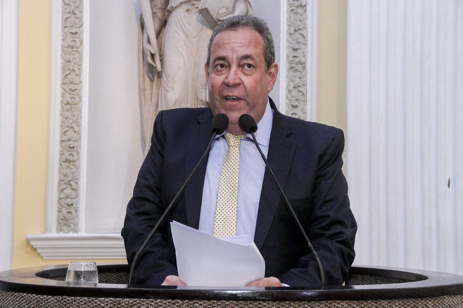 Diante das informações apresentadas pelo Tribunal de Contas do Estado sobre superfaturamento na construção da Arena de Pernambuco, o deputado estadual Álvaro Porto (PSD) diz que o governo de Paulo Câmara (PSB) está "desnudado"; "A denúncia de desperdício de dinheiro público, superfaturamento de serviços e obras inacabadas que deveriam ter sido executados pelo governo do Estado para a Copa de 2014 precisa ser investigada pela Justiça mas também informada ao povo. A população necessita estar consciente da distância que existe entre discurso e prática dos que vêm governando o Estado há mais de dez anos", diz o deputado (Foto: Romulo Faro) Diante das informações apresentadas pelo Tribunal de Contas do Estado sobre superfaturamento na construção da Arena de Pernambuco, o deputado estadual Álvaro Porto (PSD) diz que o governo de Paulo Câmara (PSB) está "desnudado"; "A denúncia de desperdício de dinheiro público, superfaturamento de serviços e obras inacabadas que deveriam ter sido executados pelo governo do Estado para a Copa de 2014 precisa ser investigada pela Justiça mas também informada ao povo. A população necessita estar consciente da distância que existe entre discurso e prática dos que vêm governando o Estado há mais de dez anos", diz o deputado