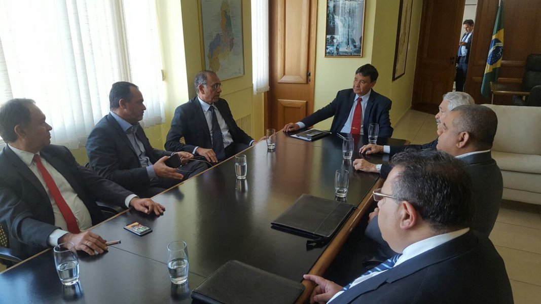 O governador Wellington Dias esteve reunido, na Superintendência de Representação do Piauí (Surpi), em Brasília, com investidores da área de energias renováveis, tratando da ampliação de investimentos no setor para o estado do Piauí; a audiência contou com a participação do senador Elmano Ferrer e de representantes do Instituto INEEL Brasil, Guilherme Brasil, José Nunes e Elson Goes; foi agendada uma visita desses investidores aos municípios de São João do Piauí, Brejo do Piauí e Ribeira do Piauí, onde está localizado o maior investimento na área de energia solar da América Latina, com 95% dos investimentos já concluídos (Foto: Leonardo Lucena) O governador Wellington Dias esteve reunido, na Superintendência de Representação do Piauí (Surpi), em Brasília, com investidores da área de energias renováveis, tratando da ampliação de investimentos no setor para o estado do Piauí; a audiência contou com a participação do senador Elmano Ferrer e de representantes do Instituto INEEL Brasil, Guilherme Brasil, José Nunes e Elson Goes; foi agendada uma visita desses investidores aos municípios de São João do Piauí, Brejo do Piauí e Ribeira do Piauí, onde está localizado o maior investimento na área de energia solar da América Latina, com 95% dos investimentos já concluídos