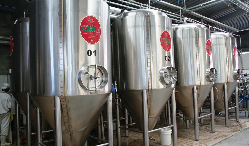 A crise econômica não inibiu a expansão do mercado de cervejas artesanais no Brasil, nos últimos anos; pelo contrário, o consumo cresceu, em média, 20% ao ano e a expectativa é de que, até o final de 2017, 500 cervejarias artesanais estejam operando no País; atento a esse movimento e às necessidades de melhoria dos processos, produtos e gestão das microcervejarias, o Sebrae vai participar da Brasil Brau (Feira Internacional de Tecnologia em Cerveja), considerada o maior evento profissional da indústria cervejeira no País; a Brasil Brau vai acontecer no período de 26 a 28 de julho, no Centro de Exposições São Paulo Expo, na capital paulista (Foto: Leonardo Lucena) A crise econômica não inibiu a expansão do mercado de cervejas artesanais no Brasil, nos últimos anos; pelo contrário, o consumo cresceu, em média, 20% ao ano e a expectativa é de que, até o final de 2017, 500 cervejarias artesanais estejam operando no País; atento a esse movimento e às necessidades de melhoria dos processos, produtos e gestão das microcervejarias, o Sebrae vai participar da Brasil Brau (Feira Internacional de Tecnologia em Cerveja), considerada o maior evento profissional da indústria cervejeira no País; a Brasil Brau vai acontecer no período de 26 a 28 de julho, no Centro de Exposições São Paulo Expo, na capital paulista