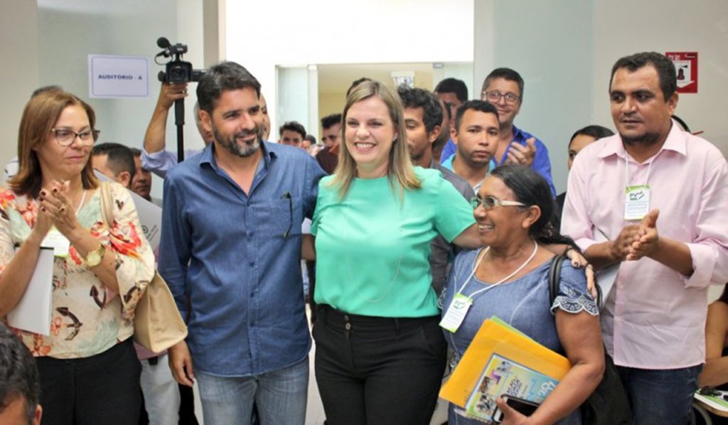 Dirigentes do PV do Tocantins tiveram uma reunião no HotelRio Sono, em Palmas, para lançar projetos partidários para 2018 e redefinir o comando estadual da sigla; o presidente estadual do PV, Marcelo Lelis, anunciou que a sigla ficará agora sob o comando da vice-governadora do Estado, Cláudia Lelis, porque ele assumirá um cargo na executiva nacional do partido; a vice-governadora garantiu manter apoio ao PMDB, de Marcelo Miranda; “O PV é um partido aliado ao PMDB”, afirmou ela (Foto: Leonardo Lucena) Dirigentes do PV do Tocantins tiveram uma reunião no HotelRio Sono, em Palmas, para lançar projetos partidários para 2018 e redefinir o comando estadual da sigla; o presidente estadual do PV, Marcelo Lelis, anunciou que a sigla ficará agora sob o comando da vice-governadora do Estado, Cláudia Lelis, porque ele assumirá um cargo na executiva nacional do partido; a vice-governadora garantiu manter apoio ao PMDB, de Marcelo Miranda; “O PV é um partido aliado ao PMDB”, afirmou ela