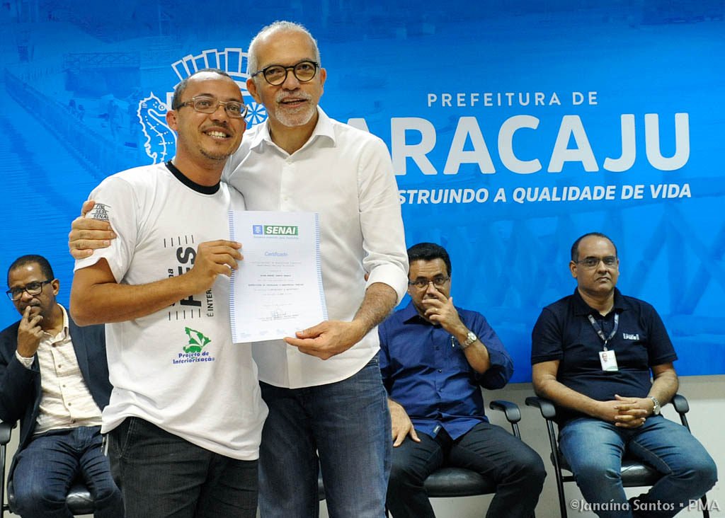 Durante a formatura de 113 alunos dos cinco cursos profissionalizantes ofertados pela prefeitura de Aracaju – em parceria com outras entidades -, o prefeito Edvaldo Nogueira afirmou que essa é a “nossa contribuição na formação do cidadão e uma janela de oportunidade para enfrentar a crise e o desemprego”; para ele, “ o aluno que recebe hoje este diploma está apto a disputar um emprego de forma qualificada e pode ser também um empreendedor”; meta da prefeitura é formar, neste ano, 8 mil alunos em cursos profissionalizantes em diversas áreas (Foto: Voney Malta) Durante a formatura de 113 alunos dos cinco cursos profissionalizantes ofertados pela prefeitura de Aracaju – em parceria com outras entidades -, o prefeito Edvaldo Nogueira afirmou que essa é a “nossa contribuição na formação do cidadão e uma janela de oportunidade para enfrentar a crise e o desemprego”; para ele, “ o aluno que recebe hoje este diploma está apto a disputar um emprego de forma qualificada e pode ser também um empreendedor”; meta da prefeitura é formar, neste ano, 8 mil alunos em cursos profissionalizantes em diversas áreas
