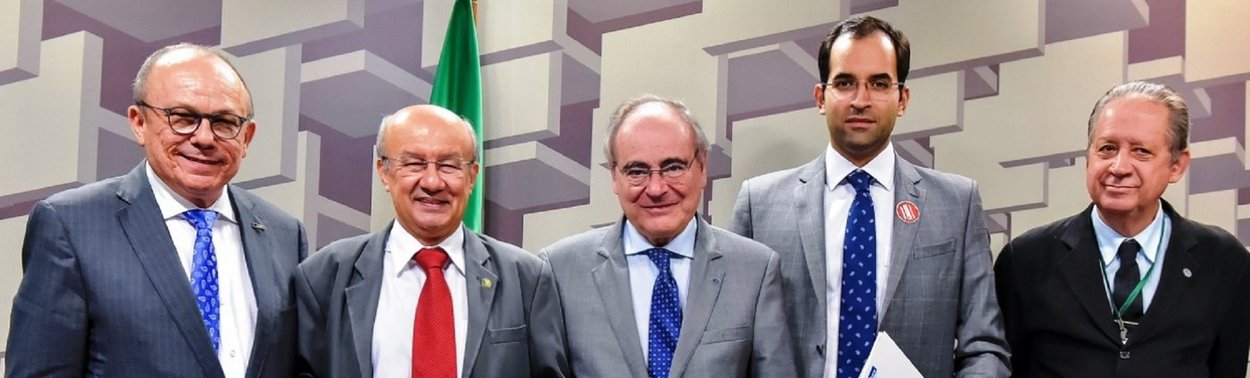 O senador José Pimentel (PT-CE), vice-presidente da Frente Parlamentar Mista da Micro e Pequena Empresa, reuniu ontem, em Brasília, na Comissão de Assuntos Econômicos (CAE), representantes dos setores de comércio, serviços e indústria para discutir sugestões de mudanças na lei do Simples Nacional (Foto: Fatima 247) O senador José Pimentel (PT-CE), vice-presidente da Frente Parlamentar Mista da Micro e Pequena Empresa, reuniu ontem, em Brasília, na Comissão de Assuntos Econômicos (CAE), representantes dos setores de comércio, serviços e indústria para discutir sugestões de mudanças na lei do Simples Nacional