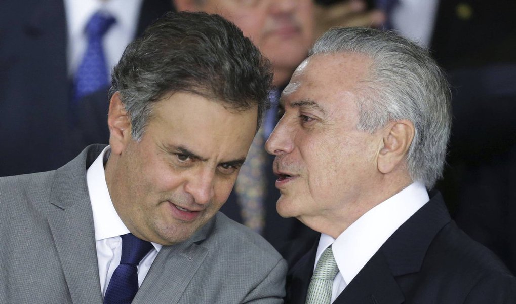Com receio de perder votos do PSDB em favor da abertura da investigação de corrupção passiva contra ele na Câmara, Michel Temer convidou o senador Aécio Neves (PSDB-MG) para um jantar no Palácio do Jaburu na noite desse sábado, 29; junto com o ex-presidente da Câmara, Eduardo Cunha (PMDB), que cumpre pena de 15 anos de prisão em Curitiba por corrupção, Aécio e Temer formam a trinca do golpe parlamentar de 2016 que ostenta a maior rejeição da população brasileira; também convidado para o jantar, o presidente da Câmara, Rodrigo Maia, não compareceu (Foto: Aquiles Lins) Com receio de perder votos do PSDB em favor da abertura da investigação de corrupção passiva contra ele na Câmara, Michel Temer convidou o senador Aécio Neves (PSDB-MG) para um jantar no Palácio do Jaburu na noite desse sábado, 29; junto com o ex-presidente da Câmara, Eduardo Cunha (PMDB), que cumpre pena de 15 anos de prisão em Curitiba por corrupção, Aécio e Temer formam a trinca do golpe parlamentar de 2016 que ostenta a maior rejeição da população brasileira; também convidado para o jantar, o presidente da Câmara, Rodrigo Maia, não compareceu