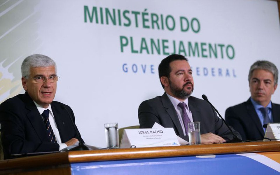 Governo diz que será preciso fazer um contingenciamento adicional de R$ 5,9 bilhões no Orçamento de 2017 porque houve frustração em receitas que estavam sendo esperadas e não se confirmaram; ao todo, a frustração nas receitas chegou a R$ 34,5 bilhões, de acordo com o relatório de avaliação fiscal do terceiro bimestre, divulgado nesta sexta-feira 21; entre as receitas não cumpridas, a perda de fôlego da economia resultou num buraco de R$ 11,9 bilhões (Foto: Gisele Federicce) Governo diz que será preciso fazer um contingenciamento adicional de R$ 5,9 bilhões no Orçamento de 2017 porque houve frustração em receitas que estavam sendo esperadas e não se confirmaram; ao todo, a frustração nas receitas chegou a R$ 34,5 bilhões, de acordo com o relatório de avaliação fiscal do terceiro bimestre, divulgado nesta sexta-feira 21; entre as receitas não cumpridas, a perda de fôlego da economia resultou num buraco de R$ 11,9 bilhões
