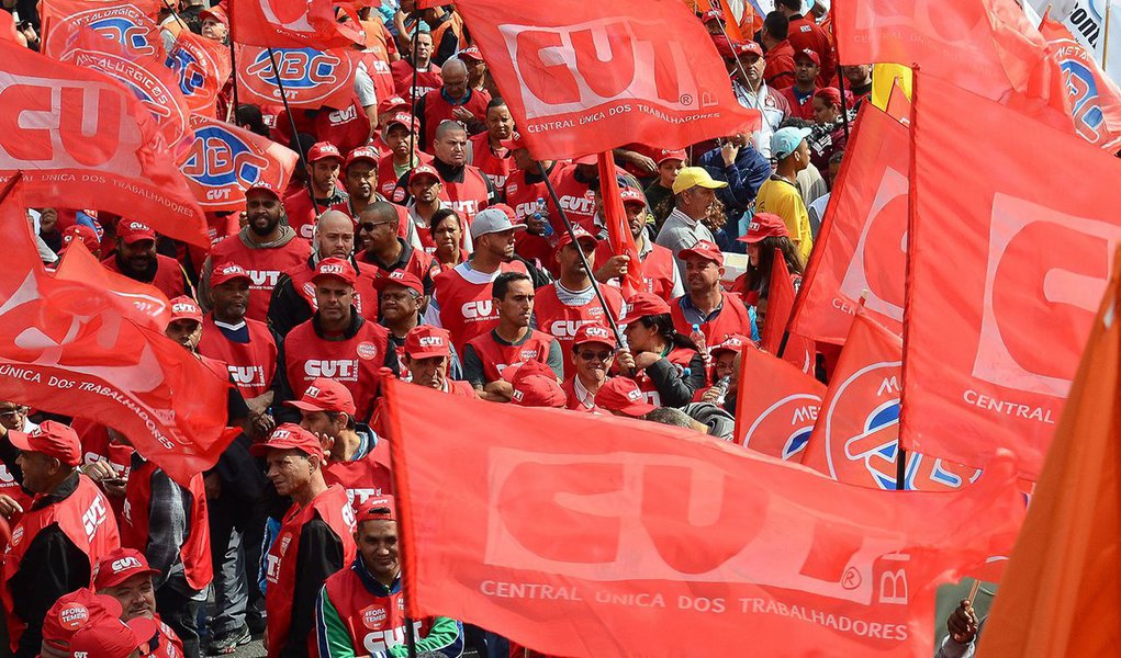 Em tempos de normalidade democrática mínima, mobilizar-se e manifestar-se por justiça social é um direito, mas quando forças conservadoras políticas e econômicas se unem pelo retrocesso, é um dever (Foto: Ricardo Vale) Em tempos de normalidade democrática mínima, mobilizar-se e manifestar-se por justiça social é um direito, mas quando forças conservadoras políticas e econômicas se unem pelo retrocesso, é um dever