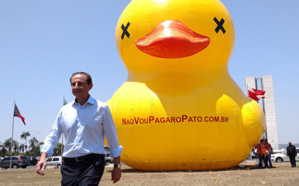 Após o governo Michel Temer anunciar a alta do PIS e da Cofins sobre os combustíveis, a Federação das Indústrias do Estado de São Paulo (Fiesp) voltou a inflar o pato amarelo que marcou as manifestações pelo impeachment da presidente Dilma Rousseff feitas pela entidade com o mote "Não vou pagar o pato"; "Aumento de imposto recai sobre a sociedade, que já está sufocada, com 14 milhões de desempregados, falta de crédito e sem condições gerais de consumo", disse o presidente da Fiesp, Paulo Skaf, em nota; "Somos contra o aumento de impostos porque acreditamos que isso é prejudicial para o conjunto da sociedade. Não cansaremos de repetir: Chega de Pagar o Pato", completou; Skaf é ligado ao PMDB e aliado de Michel Temer (Foto: Paulo Emílio) Após o governo Michel Temer anunciar a alta do PIS e da Cofins sobre os combustíveis, a Federação das Indústrias do Estado de São Paulo (Fiesp) voltou a inflar o pato amarelo que marcou as manifestações pelo impeachment da presidente Dilma Rousseff feitas pela entidade com o mote "Não vou pagar o pato"; "Aumento de imposto recai sobre a sociedade, que já está sufocada, com 14 milhões de desempregados, falta de crédito e sem condições gerais de consumo", disse o presidente da Fiesp, Paulo Skaf, em nota; "Somos contra o aumento de impostos porque acreditamos que isso é prejudicial para o conjunto da sociedade. Não cansaremos de repetir: Chega de Pagar o Pato", completou; Skaf é ligado ao PMDB e aliado de Michel Temer