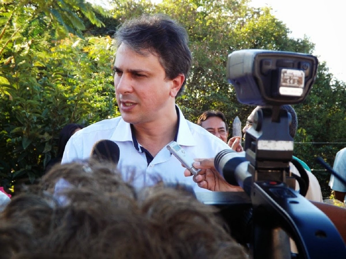 O governador Camilo Santana divulga, nesta quarta-feira (10), os índices da segurança referentes ao mês de abril de 2017. Os dados envolvem apenas os Crimes Violentos Letais e Intencionais (CVLIs), os Crimes Violentos contra o Patrimônio (CVPs) e os furtos (Foto: Fatima 247) O governador Camilo Santana divulga, nesta quarta-feira (10), os índices da segurança referentes ao mês de abril de 2017. Os dados envolvem apenas os Crimes Violentos Letais e Intencionais (CVLIs), os Crimes Violentos contra o Patrimônio (CVPs) e os furtos