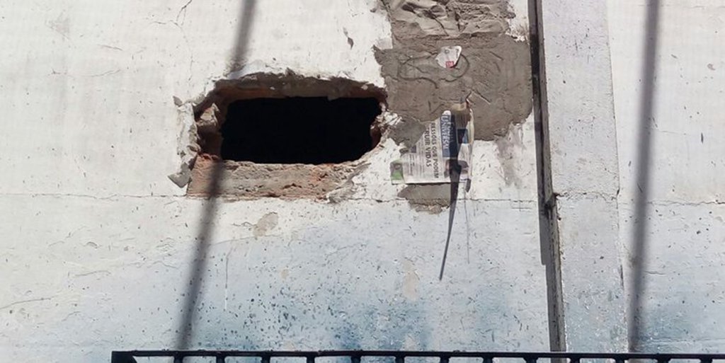 Onze detentos fugiram da Penitenciária Regional de Esperantina, no Norte do Piauí; de acordo com o diretor do presidio, Agnaldo Lima, os presos cavaram um buraco no teto e pularam o muro com o auxílio de uma corda feita com lençóis chamada 'teresa'; "O agente penitenciário havia acabado de entregar o almoço no último pavilhão, onde ocorreu a fuga, rapidamente eles furaram o buraco e jogaram a 'teresa'. Já estamos no matagal para tentar captura-los", diz Agnaldo Lima (Foto: Leonardo Lucena) Onze detentos fugiram da Penitenciária Regional de Esperantina, no Norte do Piauí; de acordo com o diretor do presidio, Agnaldo Lima, os presos cavaram um buraco no teto e pularam o muro com o auxílio de uma corda feita com lençóis chamada 'teresa'; "O agente penitenciário havia acabado de entregar o almoço no último pavilhão, onde ocorreu a fuga, rapidamente eles furaram o buraco e jogaram a 'teresa'. Já estamos no matagal para tentar captura-los", diz Agnaldo Lima