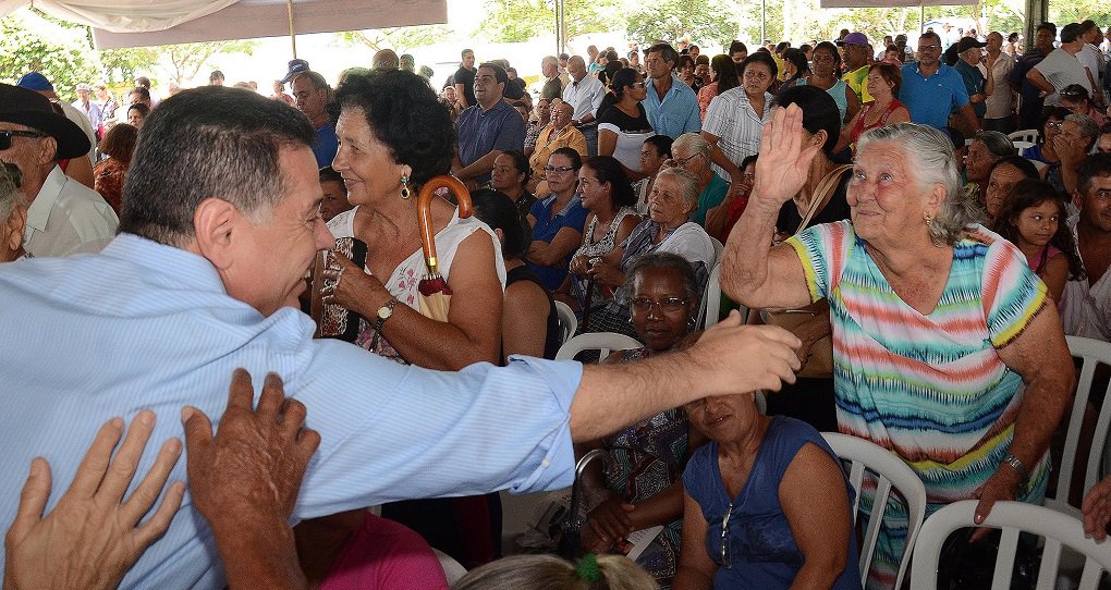 Sob a liderança do governador Marconi Perillo, Goiás avança de forma significativa nos índices de competitividade econômica e social; indicadores mais recentes, que serão apresentados nesta segunda-feira por Marconi durante reunião do Programa Goiás Mais Competitivo e Inovador (GMCI), mostram que, mesmo em período de profunda depressão econômica, o Estado avançou na redução da pobreza, na educação, no saneamento e na infraestrutura domiciliar entre 2014 e 2015; números, processados pelas consultorias CLP e Macroplan – instituições credenciadas pelo poder público para construir o Ranking Nacional de Competitividade –, antecipam que Goiás avança de forma significativa na escala de indicadores econômicos e sociais (Foto: José Barbacena) Sob a liderança do governador Marconi Perillo, Goiás avança de forma significativa nos índices de competitividade econômica e social; indicadores mais recentes, que serão apresentados nesta segunda-feira por Marconi durante reunião do Programa Goiás Mais Competitivo e Inovador (GMCI), mostram que, mesmo em período de profunda depressão econômica, o Estado avançou na redução da pobreza, na educação, no saneamento e na infraestrutura domiciliar entre 2014 e 2015; números, processados pelas consultorias CLP e Macroplan – instituições credenciadas pelo poder público para construir o Ranking Nacional de Competitividade –, antecipam que Goiás avança de forma significativa na escala de indicadores econômicos e sociais