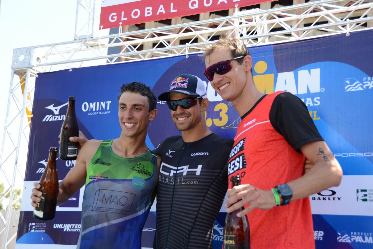 Com o tempo de 3h54, Igor Amorele confirmou o favoritismo e venceu a etapa do IronMan 70.3 em Palmas; em segundo lugar chegou Fellipe Santos, com tempo de 4h, e em terceiro, Reinaldo Colucci, em 4h04; este foi o primeiro IronMan 70.3 vencido no Brasil por Amorele, que liderou a prova do início ao fim; além desta edição, Amorele, que é de Santa Catarina, tem mais dois títulos 70.3, e outros dois IronMan Full (Foto: Leonardo Lucena) Com o tempo de 3h54, Igor Amorele confirmou o favoritismo e venceu a etapa do IronMan 70.3 em Palmas; em segundo lugar chegou Fellipe Santos, com tempo de 4h, e em terceiro, Reinaldo Colucci, em 4h04; este foi o primeiro IronMan 70.3 vencido no Brasil por Amorele, que liderou a prova do início ao fim; além desta edição, Amorele, que é de Santa Catarina, tem mais dois títulos 70.3, e outros dois IronMan Full