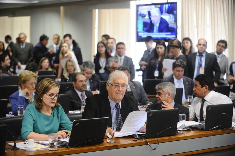 Um pedido de vista coletivo adiou para a próxima semana a votação do projeto que estabelece os crimes de abuso de autoridade na Comissão de Constituição e Justiça do Senado; "Tenho convicção de que é postergação para a mídia. Isso não é comportamento digno. Estão querendo aproveitar a TV senado para esse ridículo espetáculo", afirmou o senador Roberto Requião (PMDB-PR), relator da matéria; texto prevê punições, por exemplo, para quem decretar condução coercitiva de testemunha ou investigado sem prévia intimação ao juízo; fotografar ou filmar preso, internado, investigado, indiciado ou vítima, sem seu consentimento ou com o intuito de expor a pessoa a vexame e colocar algemas em preso quando não houver resistência à prisão (Foto: Aquiles Lins) Um pedido de vista coletivo adiou para a próxima semana a votação do projeto que estabelece os crimes de abuso de autoridade na Comissão de Constituição e Justiça do Senado; "Tenho convicção de que é postergação para a mídia. Isso não é comportamento digno. Estão querendo aproveitar a TV senado para esse ridículo espetáculo", afirmou o senador Roberto Requião (PMDB-PR), relator da matéria; texto prevê punições, por exemplo, para quem decretar condução coercitiva de testemunha ou investigado sem prévia intimação ao juízo; fotografar ou filmar preso, internado, investigado, indiciado ou vítima, sem seu consentimento ou com o intuito de expor a pessoa a vexame e colocar algemas em preso quando não houver resistência à prisão
