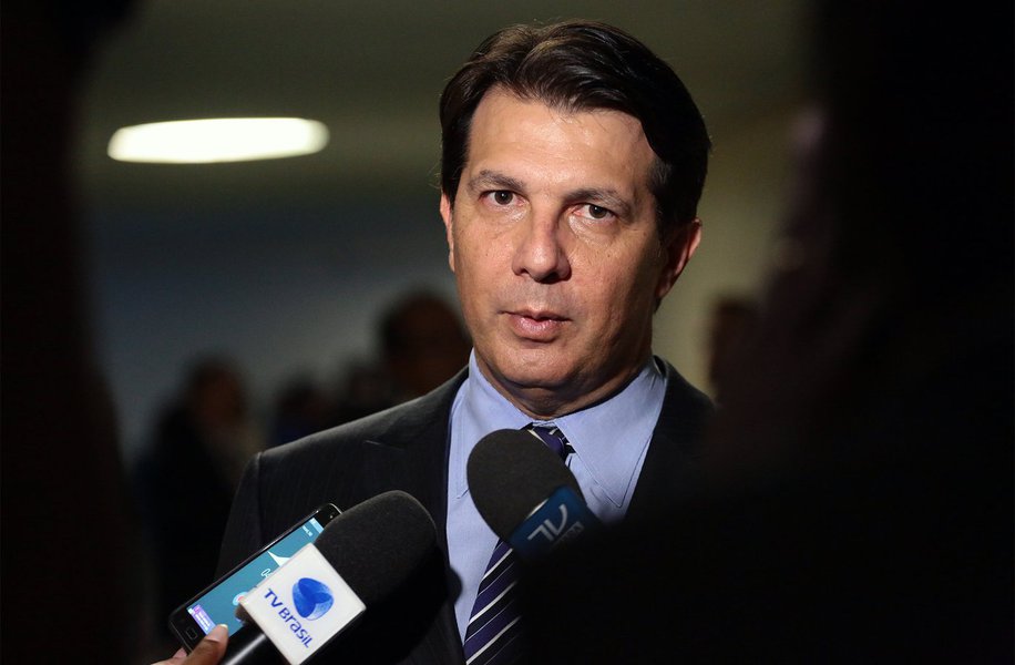 Parecer do deputado Arthur Oliveira Maia (PPS-BA), cujo esboço foi apresentado em reunião de Michel Temer com parlamentares governistas nesta manhã, estabelece idade mínima de aposentadoria para mulheres de 62 anos e de 65 anos para homens, com 25 anos de contribuição; quem quiser receber a aposentadoria máxima a que tem direito com base em seus salários precisará contribuir por 40 anos; antes, a idade mínima era de 65 anos para ambos os sexos e com contribuição de 49 anos para conseguir receber o salário integral da Previdência (Foto: Aquiles Lins) Parecer do deputado Arthur Oliveira Maia (PPS-BA), cujo esboço foi apresentado em reunião de Michel Temer com parlamentares governistas nesta manhã, estabelece idade mínima de aposentadoria para mulheres de 62 anos e de 65 anos para homens, com 25 anos de contribuição; quem quiser receber a aposentadoria máxima a que tem direito com base em seus salários precisará contribuir por 40 anos; antes, a idade mínima era de 65 anos para ambos os sexos e com contribuição de 49 anos para conseguir receber o salário integral da Previdência