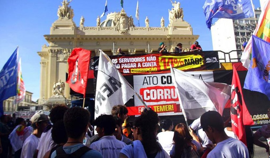 Sob intenso protestos dos servidores públicos estaduais, a Assembleia Legislativa do Rio de Janeiro (Alerj) aprovou, por 39 a 26 votos, o projeto de lei que aumenta a contribuição previdenciária de 11% para 14% para os servidores ativos e inativos, além dos pensionistas; com receio de confusão durante o protesto, a Casa foi cercada por 500 agentes da Polícia Militar e da Força Nacional; no momento em que o projeto recebeu votos suficientes, por volta das 15h45, os manifestantes tentaram invadir a Alerj, e os policiais revidaram com bombas de efeito moral (Foto: Aquiles Lins) Sob intenso protestos dos servidores públicos estaduais, a Assembleia Legislativa do Rio de Janeiro (Alerj) aprovou, por 39 a 26 votos, o projeto de lei que aumenta a contribuição previdenciária de 11% para 14% para os servidores ativos e inativos, além dos pensionistas; com receio de confusão durante o protesto, a Casa foi cercada por 500 agentes da Polícia Militar e da Força Nacional; no momento em que o projeto recebeu votos suficientes, por volta das 15h45, os manifestantes tentaram invadir a Alerj, e os policiais revidaram com bombas de efeito moral