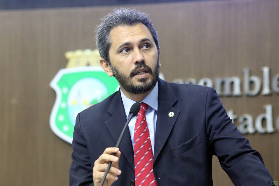 De acordo com o deputado Elmano de Freitas (PT-CE) como Michel Temer não tem mais condições de se manter no cargo, o povo deveria ser o responsável por eleger o novo presidente. A posição do deputado Elmano de Freitas se soma à de milhões de brasileiros que acham que esse é o melhor caminho. 85% da população já defendia eleições diretas para superar a crise, segundo pesquisa do Data Folha, antes mesmo das denúncias contra Michel Temer (Foto: Fatima 247) De acordo com o deputado Elmano de Freitas (PT-CE) como Michel Temer não tem mais condições de se manter no cargo, o povo deveria ser o responsável por eleger o novo presidente. A posição do deputado Elmano de Freitas se soma à de milhões de brasileiros que acham que esse é o melhor caminho. 85% da população já defendia eleições diretas para superar a crise, segundo pesquisa do Data Folha, antes mesmo das denúncias contra Michel Temer