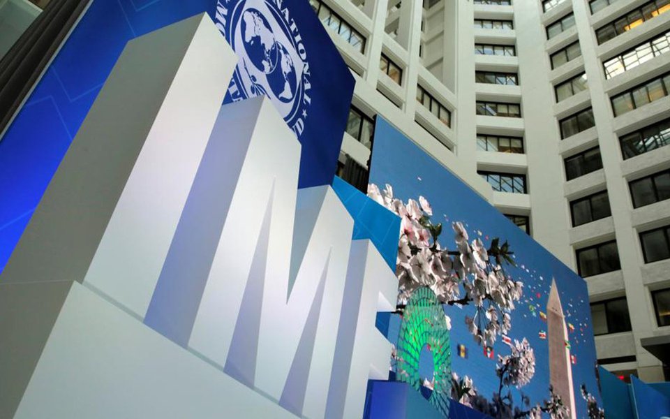Fundo Monetário Internacional (FMI) anunciou a aprovação de um empréstimo-ponte de US$ 1,8 bilhão para a Grécia; modalidade de empréstimo é feita a curto prazo, enquanto se negocia os termos de uma oferta de crédito a ser pago no longo prazo; aprovação do empréstimo por parte do Comitê Executivo do FMI foi anunciada após dois anos de especulações se o órgão participaria do programa de resgate grego; financiamento da dívida grega tem ficado cada vez mais complicado e a avaliação é de que a Grécia não conseguirá quitar toda a dívida sem que os credores abram mão de parte do que têm para receber (Foto: Paulo Emílio) Fundo Monetário Internacional (FMI) anunciou a aprovação de um empréstimo-ponte de US$ 1,8 bilhão para a Grécia; modalidade de empréstimo é feita a curto prazo, enquanto se negocia os termos de uma oferta de crédito a ser pago no longo prazo; aprovação do empréstimo por parte do Comitê Executivo do FMI foi anunciada após dois anos de especulações se o órgão participaria do programa de resgate grego; financiamento da dívida grega tem ficado cada vez mais complicado e a avaliação é de que a Grécia não conseguirá quitar toda a dívida sem que os credores abram mão de parte do que têm para receber