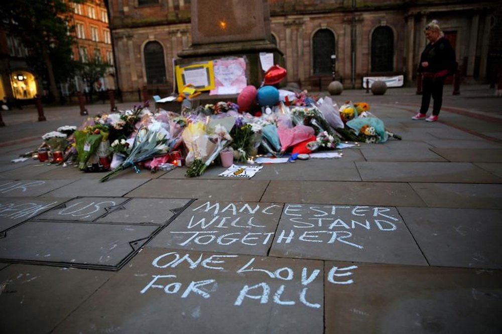 Uma mulher observa flores colocadas para vítimas do ataque na Arena de Manchester, na Inglaterra. 23/05/2017 REUTERS/Stefan Wermuth (Foto: José Barbacena) Uma mulher observa flores colocadas para vítimas do ataque na Arena de Manchester, na Inglaterra. 23/05/2017 REUTERS/Stefan Wermuth