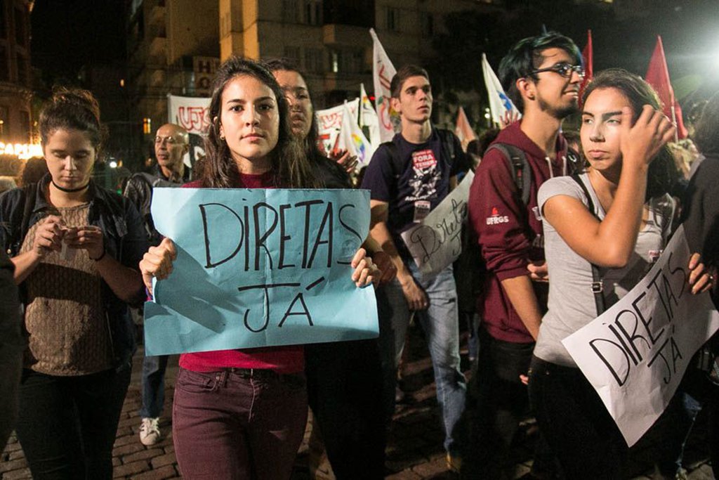 Assim como aconteceu em outras capitais e cidades brasileiras, o centro de Porto Alegre foi palco de um protesto que reuniu milhares de pessoas defendendo a renúncia de Michel Temer e a convocação de eleições diretas já; o ato foi convocado na noite de quarta pelo Facebook, com um sucesso estrondoso; a ordem agora dos movimentos que convocaram a manifestação é intensificar ao máximo a presença nas ruas (Foto: Leonardo Lucena) Assim como aconteceu em outras capitais e cidades brasileiras, o centro de Porto Alegre foi palco de um protesto que reuniu milhares de pessoas defendendo a renúncia de Michel Temer e a convocação de eleições diretas já; o ato foi convocado na noite de quarta pelo Facebook, com um sucesso estrondoso; a ordem agora dos movimentos que convocaram a manifestação é intensificar ao máximo a presença nas ruas