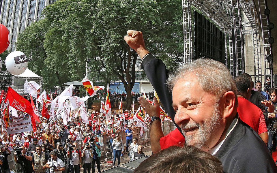 ex-presidente Luiz Inácio Lula da Silva, que é pré-candidato à Presidência e lidera as intenções de voto da maioria dos brasileiros, trabalha como prioridade a garantia de que haja uma eleição direta para a escolha do sucesso de Michel Temer, na cada vez mais provável saída de Temer; Lula e dirigentes do PT e outros partidos de esquerda tentam evitar a realização de eleições indiretas pelo Congresso, com receio da escolha que os parlamentares poderão fazer do futuro presidente (Foto: Aquiles Lins) ex-presidente Luiz Inácio Lula da Silva, que é pré-candidato à Presidência e lidera as intenções de voto da maioria dos brasileiros, trabalha como prioridade a garantia de que haja uma eleição direta para a escolha do sucesso de Michel Temer, na cada vez mais provável saída de Temer; Lula e dirigentes do PT e outros partidos de esquerda tentam evitar a realização de eleições indiretas pelo Congresso, com receio da escolha que os parlamentares poderão fazer do futuro presidente