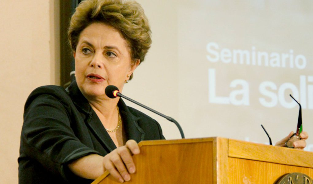 Colunista Emir Sader avalia que o balanço da viagem da presidente deposta Dilma Rousseff aos Estados Unidos, em que denunciou o flagelo da democracia brasileira, foi "extremamente positivo"; "Dilma se consolida, ao lado da liderança na defesa da democracia, como uma presença internacional relevante, demandada por todos os lados, aplaudida, reverenciada mesmo, reconhecida como uma estadista", diz Emir; "Nesta viagem ficou comprovado como sua imagem de líder política só cresceu desde o golpe e se afirmou, junto com Lula, como as duas presenças fundamentais com que conta o povo brasileiro para reconquistar a democracia, o desenvolvimento econômico e a justiça social" (Foto: Emir Sader) Colunista Emir Sader avalia que o balanço da viagem da presidente deposta Dilma Rousseff aos Estados Unidos, em que denunciou o flagelo da democracia brasileira, foi "extremamente positivo"; "Dilma se consolida, ao lado da liderança na defesa da democracia, como uma presença internacional relevante, demandada por todos os lados, aplaudida, reverenciada mesmo, reconhecida como uma estadista", diz Emir; "Nesta viagem ficou comprovado como sua imagem de líder política só cresceu desde o golpe e se afirmou, junto com Lula, como as duas presenças fundamentais com que conta o povo brasileiro para reconquistar a democracia, o desenvolvimento econômico e a justiça social"