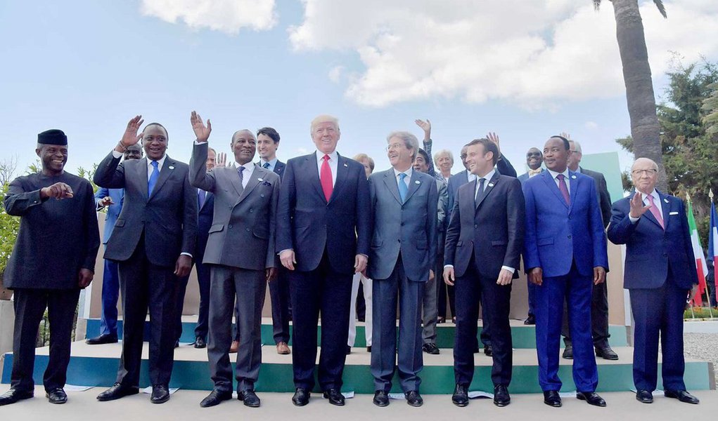 Sob pressão de aliados, o presidente norte-americano, Donald Trump, apoiou uma promessa de combater o protecionismo neste sábado, mas se recusou a endossar um acordo global sobre mudança climática, afirmando precisar de mais tempo para decidir; reunião do G7 opôs Trump e líderes da Alemanha, França, Grã-Bretanha, Itália, Canadá e Japão em diversas questões, com diplomatas europeus frustrados em ter que revisitar questões as quais esperavam estar resolvidas há muito tempo (Foto: José Barbacena) Sob pressão de aliados, o presidente norte-americano, Donald Trump, apoiou uma promessa de combater o protecionismo neste sábado, mas se recusou a endossar um acordo global sobre mudança climática, afirmando precisar de mais tempo para decidir; reunião do G7 opôs Trump e líderes da Alemanha, França, Grã-Bretanha, Itália, Canadá e Japão em diversas questões, com diplomatas europeus frustrados em ter que revisitar questões as quais esperavam estar resolvidas há muito tempo