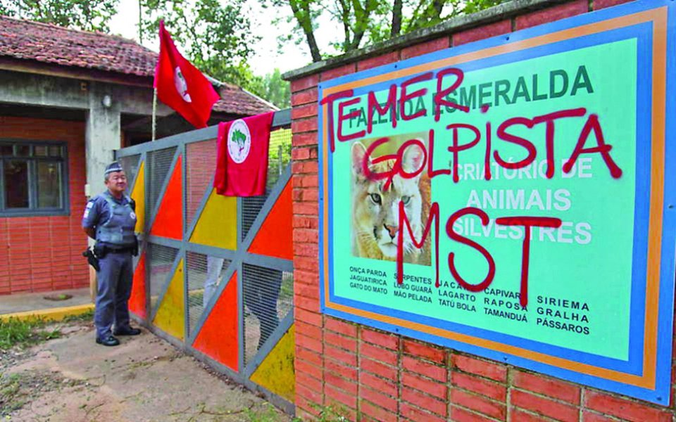 Um grupo de sem-terra ligado à União Nacional Camponesa (UNC) ocupou a Fazenda Esmeralda, em Duartina, interior de São Paulo, de propriedade do ex-assessor e amigo de Michel Temer (PMDB), o empresário João Batista Lima Filho; de acordo com o delator da JBS Florisvaldo Caetano de Oliveira, Lima Filho, que é coronel aposentado da Polícia Militar de São Paulo, teria recebido propina de R$ 1 milhão em nome de Temer; sua empresa foi alvo de operação da Polícia Federal na semana passada (Foto: Paulo Emílio) Um grupo de sem-terra ligado à União Nacional Camponesa (UNC) ocupou a Fazenda Esmeralda, em Duartina, interior de São Paulo, de propriedade do ex-assessor e amigo de Michel Temer (PMDB), o empresário João Batista Lima Filho; de acordo com o delator da JBS Florisvaldo Caetano de Oliveira, Lima Filho, que é coronel aposentado da Polícia Militar de São Paulo, teria recebido propina de R$ 1 milhão em nome de Temer; sua empresa foi alvo de operação da Polícia Federal na semana passada