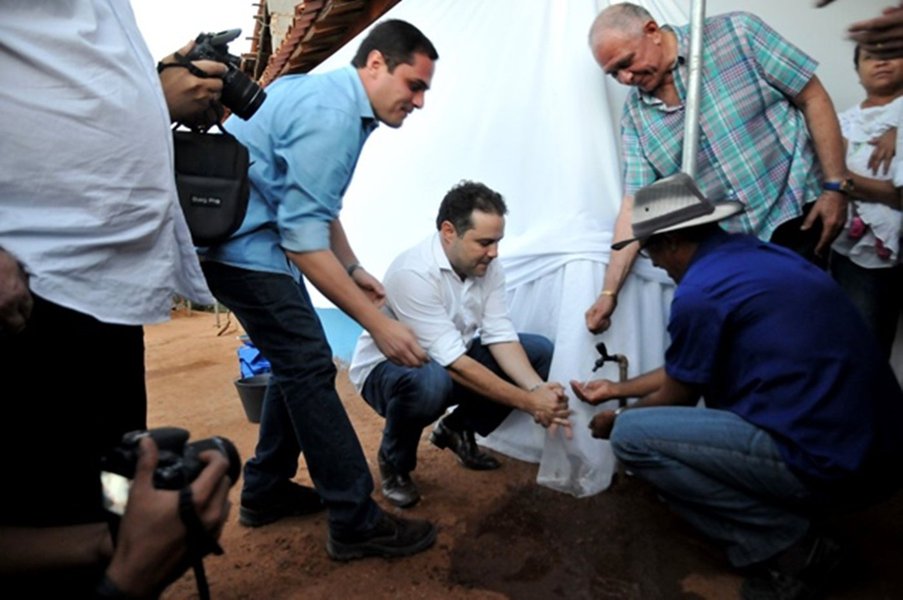 O governo de Alagoas inaugura a recuperação asfáltica de 12 quilômetros do acesso à Feira Grande, no Agreste, e uma nova sinalização; em seguida, junto com o ministro de Desenvolvimento Social e Agrário, Osmar Terra, participa do evento de entrega de 8,4 mil cisternas de consumo humano, 1,9 mil tecnologias sociais de acesso à água para produção e 108 cisternas escolares para famílias do sertão alagoano (Foto: Voney Malta) O governo de Alagoas inaugura a recuperação asfáltica de 12 quilômetros do acesso à Feira Grande, no Agreste, e uma nova sinalização; em seguida, junto com o ministro de Desenvolvimento Social e Agrário, Osmar Terra, participa do evento de entrega de 8,4 mil cisternas de consumo humano, 1,9 mil tecnologias sociais de acesso à água para produção e 108 cisternas escolares para famílias do sertão alagoano