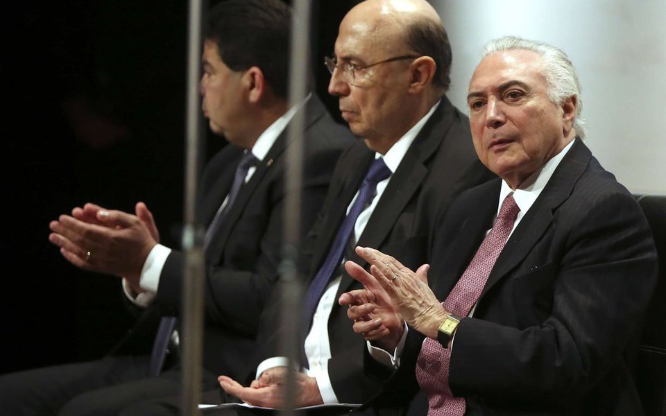 Jornalista Fernando Brito compara a economia que o governo federal espera fazer com o plano de demissão voluntária de servidores federais; "É como um sujeito que ganha 1.000 reais por mês comemorar como “equilíbrio orçamentário” com um corte de oitenta centavos na despesa com os filhos", afirma; "Não há saída sem mudança de política econômica e mudança no sentido anticíclico. Tudo o que se tem para anunciar são 'economias de palito' (neste caso, nem palito, fiapo) e aumento de impostos que penalizam justamente o que está mais arruinado no Brasil: o consumo", diz Brito (Foto: Aquiles Lins) Jornalista Fernando Brito compara a economia que o governo federal espera fazer com o plano de demissão voluntária de servidores federais; "É como um sujeito que ganha 1.000 reais por mês comemorar como “equilíbrio orçamentário” com um corte de oitenta centavos na despesa com os filhos", afirma; "Não há saída sem mudança de política econômica e mudança no sentido anticíclico. Tudo o que se tem para anunciar são 'economias de palito' (neste caso, nem palito, fiapo) e aumento de impostos que penalizam justamente o que está mais arruinado no Brasil: o consumo", diz Brito