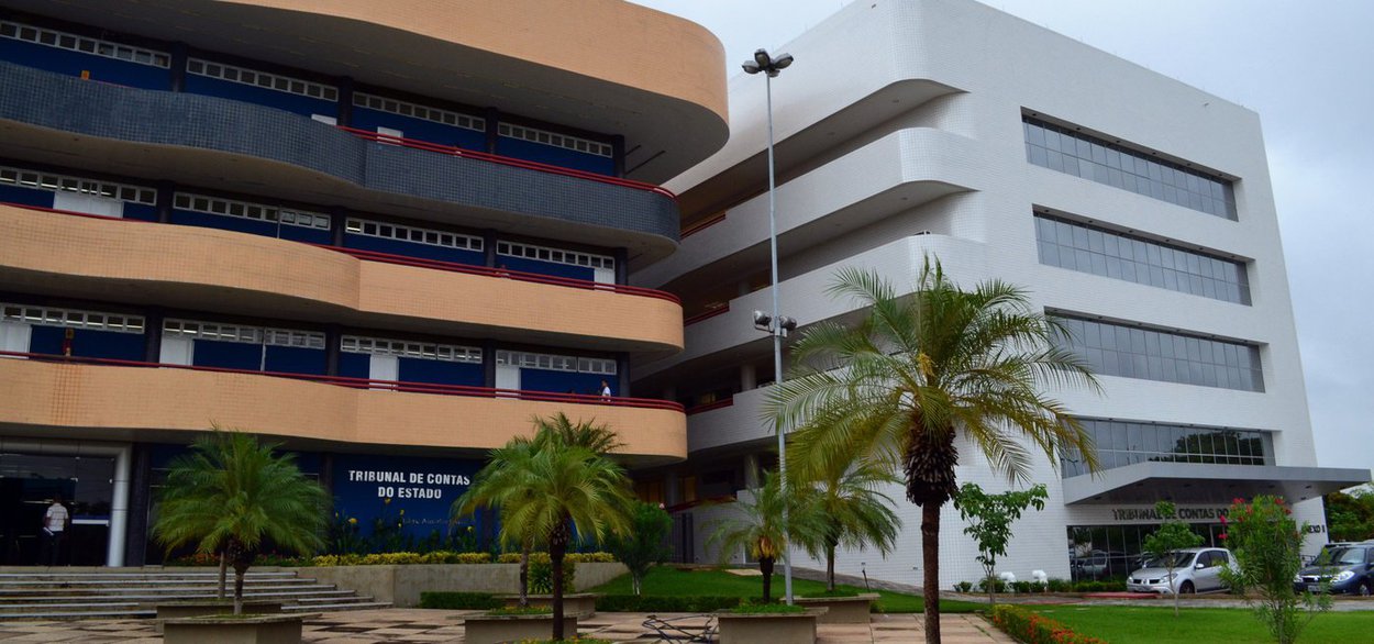 Oitenta prefeituras que extrapolaram o limite de gastos com pessoal - que é 54% das receitas correntes líquidas - permitido pela Lei de Responsabilidade Fiscal serão notificados para que adotem providências para se adequar aos percentuais estabelecidos na LRF; o prazo estabelecido pelo TCE-PI para esses prefeitos se adequem á LRF é janeiro de 2017; o procurador-geral do Ministério Público de Contas do TCE-PI, Plínio Valente, explicou que as contas analisadas são referentes ao 2º quadrimestre de 2016 (Foto: Leonardo Lucena) Oitenta prefeituras que extrapolaram o limite de gastos com pessoal - que é 54% das receitas correntes líquidas - permitido pela Lei de Responsabilidade Fiscal serão notificados para que adotem providências para se adequar aos percentuais estabelecidos na LRF; o prazo estabelecido pelo TCE-PI para esses prefeitos se adequem á LRF é janeiro de 2017; o procurador-geral do Ministério Público de Contas do TCE-PI, Plínio Valente, explicou que as contas analisadas são referentes ao 2º quadrimestre de 2016