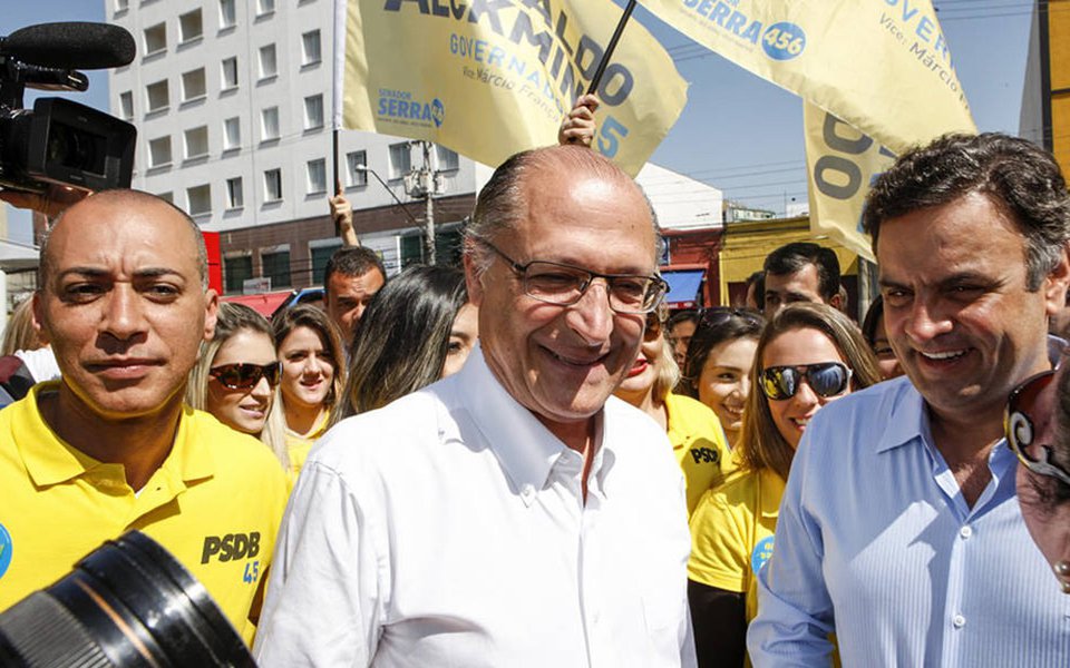 Governador de São Paulo e pré-candidato à Presidência pelo PSDB, Geraldo Alckmin, disse ter a "consciência tranquila" e que suas campanhas foram "franciscanas"; "Não há nenhuma denúncia formal, tem uma citação. Tenho a consciência absolutamente tranquila. Todas as minhas campanhas foram estritamente 'franciscanas' no sentido de 'menos gastos'. E tenho uma vida pública que depois de 40 anos o patrimônio é quase nada, meu patrimônio é quase nada; é o que herdei da minha família", afirmou; declaração vem na esteira das delações premiadas que citam o tucano como sendo beneficiário de R$ 10 milhões por meio de caixa 2 bancado pela Odebrecht (Foto: Paulo Emílio) Governador de São Paulo e pré-candidato à Presidência pelo PSDB, Geraldo Alckmin, disse ter a "consciência tranquila" e que suas campanhas foram "franciscanas"; "Não há nenhuma denúncia formal, tem uma citação. Tenho a consciência absolutamente tranquila. Todas as minhas campanhas foram estritamente 'franciscanas' no sentido de 'menos gastos'. E tenho uma vida pública que depois de 40 anos o patrimônio é quase nada, meu patrimônio é quase nada; é o que herdei da minha família", afirmou; declaração vem na esteira das delações premiadas que citam o tucano como sendo beneficiário de R$ 10 milhões por meio de caixa 2 bancado pela Odebrecht