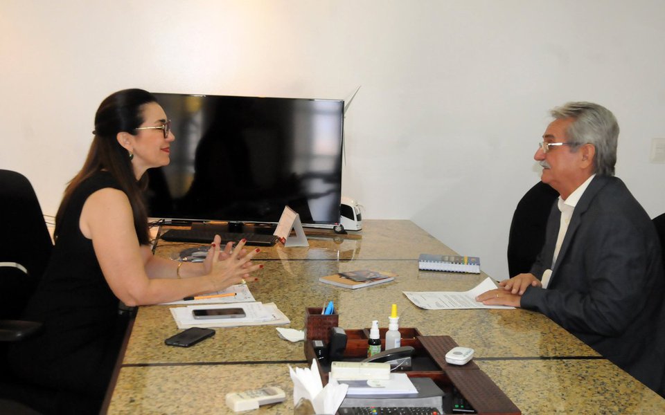 A governadora em exercício Margarete Coelho recebeu, no Palácio de Karnak, prefeitos, vereadores e lideranças de cinco municípios do Piauí; eles foram solicitar melhorias para a comunidade, nas áreas de abastecimento de água, mobilidade e esportiva; p prefeito de Barras, Carlos Alberto Monte, disse que a falta de sinalização horizontal e vertical nas vias urbanas do município é um problema sério que vem incomodando muito a população, com o aumento constante de acidentes de trânsito (Foto: Leonardo Lucena) A governadora em exercício Margarete Coelho recebeu, no Palácio de Karnak, prefeitos, vereadores e lideranças de cinco municípios do Piauí; eles foram solicitar melhorias para a comunidade, nas áreas de abastecimento de água, mobilidade e esportiva; p prefeito de Barras, Carlos Alberto Monte, disse que a falta de sinalização horizontal e vertical nas vias urbanas do município é um problema sério que vem incomodando muito a população, com o aumento constante de acidentes de trânsito