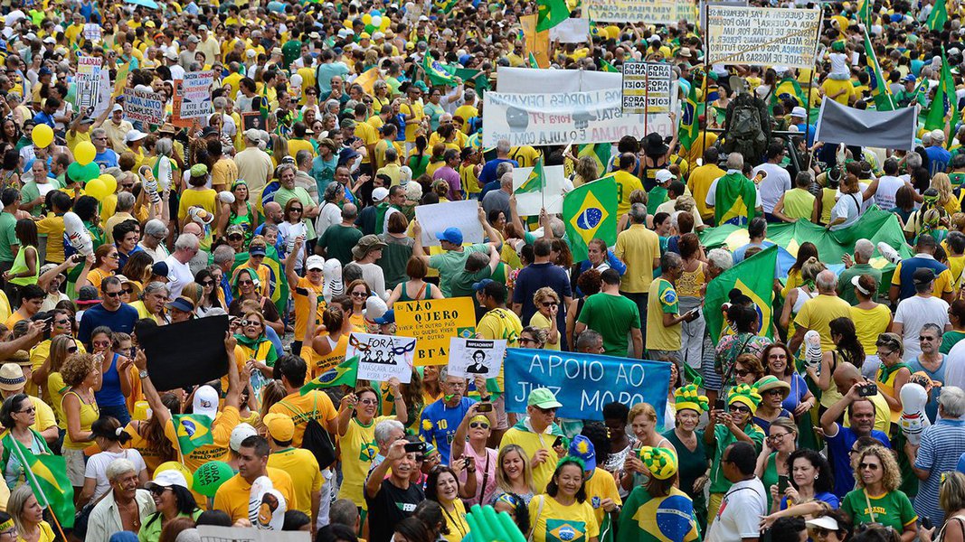 Movimento Brasil Livre (MBL), que nesta quinta pediu a renúncia de Michel Temer, recuou de seu posicionamento e o Vem Pra Rua adiou suas manifestações que aconteceriam no próximo domingo 21, mesmo com Temer sendo rejeitado por 92% dos brasileiros; atos de movimentos sociais e centrais sindicais pela saída de Temer e por eleições diretas estão mantidos (Foto: Gisele Federicce) Movimento Brasil Livre (MBL), que nesta quinta pediu a renúncia de Michel Temer, recuou de seu posicionamento e o Vem Pra Rua adiou suas manifestações que aconteceriam no próximo domingo 21, mesmo com Temer sendo rejeitado por 92% dos brasileiros; atos de movimentos sociais e centrais sindicais pela saída de Temer e por eleições diretas estão mantidos