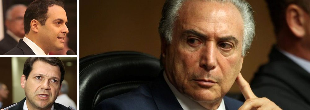 Governador de Pernambuco e vice-presidente nacional do PSB, Paulo Câmara, disse que as denúncias contra Michel Temer são graves e que precisam ser investigadas; ele disse, ainda, que Temer tem que dar "explicações à nação" sobre os fatos gravados pelo empresário Joesley Batista no qual Temer avaliza o pagamento de propina para comprar o silêncio do ex-deputado Eduardo Cunha (PMDB-RJ) no âmbito da Lava Jato; Câmara também pediu que a solução a ser adotada resulte na "unidade nacional"; prefeito do Recife, Geraldo Julio (PSB) foi mais enfático e pediu a renúncia de Temer; "O caminho da renúncia anteciparia às mudanças necessárias", afirmou; apesar disso, quatro políticos pernambucanos, um deles do PSB, continuam no primeiro escalão do governo Temer (Foto: Paulo Emílio) Governador de Pernambuco e vice-presidente nacional do PSB, Paulo Câmara, disse que as denúncias contra Michel Temer são graves e que precisam ser investigadas; ele disse, ainda, que Temer tem que dar "explicações à nação" sobre os fatos gravados pelo empresário Joesley Batista no qual Temer avaliza o pagamento de propina para comprar o silêncio do ex-deputado Eduardo Cunha (PMDB-RJ) no âmbito da Lava Jato; Câmara também pediu que a solução a ser adotada resulte na "unidade nacional"; prefeito do Recife, Geraldo Julio (PSB) foi mais enfático e pediu a renúncia de Temer; "O caminho da renúncia anteciparia às mudanças necessárias", afirmou; apesar disso, quatro políticos pernambucanos, um deles do PSB, continuam no primeiro escalão do governo Temer