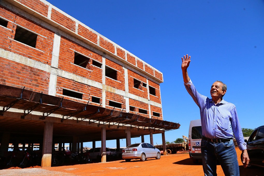 A prefeitura de Goiânia havia marcado o primeiro mutirão da atual gestão de Iris Rezende (PMDB) para o final deste mês, mas o secretário de Comunicação, Luiz Felipe Gabriel, disse em entrevista ao jornal A Redação que o mutirão será realizado apenas em junho; segundo o secretário, o objetivo é que os mutirões sejam realizados a cada quinze dias; “O plano e que ele se torne quinzenal. O mutirão envolve todas as pastas da prefeitura, inclusive as que estão com problemas, como a Comurg”, disse Luiz Felipe, que ressaltou que é preciso regularizar todos os serviços da prefeitura para que os mutirões sejam realizados quinzenalmente (Foto: José Barbacena) A prefeitura de Goiânia havia marcado o primeiro mutirão da atual gestão de Iris Rezende (PMDB) para o final deste mês, mas o secretário de Comunicação, Luiz Felipe Gabriel, disse em entrevista ao jornal A Redação que o mutirão será realizado apenas em junho; segundo o secretário, o objetivo é que os mutirões sejam realizados a cada quinze dias; “O plano e que ele se torne quinzenal. O mutirão envolve todas as pastas da prefeitura, inclusive as que estão com problemas, como a Comurg”, disse Luiz Felipe, que ressaltou que é preciso regularizar todos os serviços da prefeitura para que os mutirões sejam realizados quinzenalmente