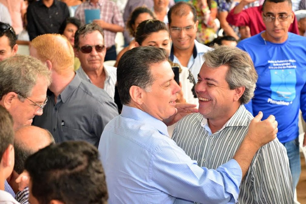 O prefeito de Formosa, Ernesto Roller, uma das principais lideranças do PMDB em Goiás, reconheceu a força do programa Goiás na Frente; a coluna Giro, de O Popular, abordou neste sábado a paralisa do PMDB na formulação de uma agenda de ações para o pleito de 2018; prefeitos do PMDB reclamam que o partido, comandado por Daniel Vilela, está paralisado; "O governo, que já conta com uma estrutura que não dispomos, tem consolidado a sua base no Estado", disse Ernesto Roller, em referência à agenda do programa de investimentos Goiás na Frente (Foto: José Barbacena) O prefeito de Formosa, Ernesto Roller, uma das principais lideranças do PMDB em Goiás, reconheceu a força do programa Goiás na Frente; a coluna Giro, de O Popular, abordou neste sábado a paralisa do PMDB na formulação de uma agenda de ações para o pleito de 2018; prefeitos do PMDB reclamam que o partido, comandado por Daniel Vilela, está paralisado; "O governo, que já conta com uma estrutura que não dispomos, tem consolidado a sua base no Estado", disse Ernesto Roller, em referência à agenda do programa de investimentos Goiás na Frente