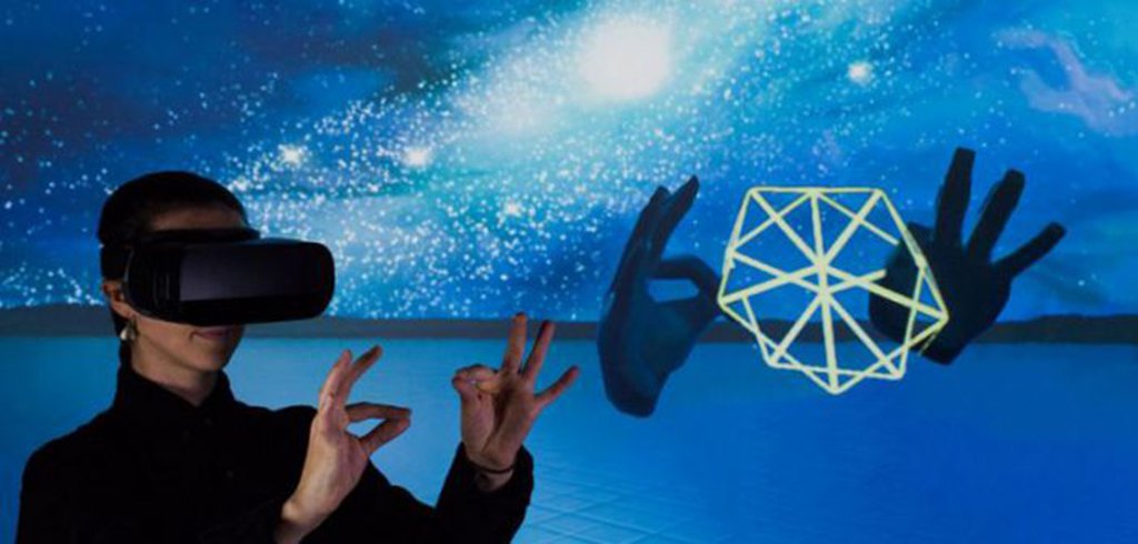 A Leap Motion acaba de levantar US$ 50 milhões, liderados pelo J.P Morgan Asset Management. A startup quer dar o próximo passo no desenvolvimento de realidade virtual, com sensores capazes de detectar o movimento de suas mãos; é esperado que esse mercado valha US$ 21 bilhões até 2021, de acordo com o Digi-Capital; a quantia vai acelerar a expansão global da companhia de São Francisco e permitirá melhor desenvolvimento do rastreamento de movimentos, tanto em realidade virtual, quanto em realidade aumentada (Foto: Leonardo Lucena) A Leap Motion acaba de levantar US$ 50 milhões, liderados pelo J.P Morgan Asset Management. A startup quer dar o próximo passo no desenvolvimento de realidade virtual, com sensores capazes de detectar o movimento de suas mãos; é esperado que esse mercado valha US$ 21 bilhões até 2021, de acordo com o Digi-Capital; a quantia vai acelerar a expansão global da companhia de São Francisco e permitirá melhor desenvolvimento do rastreamento de movimentos, tanto em realidade virtual, quanto em realidade aumentada