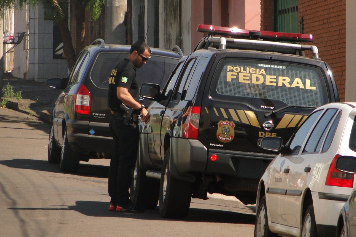 Cerca de 350 Policiais Federais participam da 2ª fase da Operação Glasnost, deflagrada nesta terça-feira (25), pela Polícia Federal (PF) para combater a exploração sexual de crianças e compartilhamento de pornografia infantil na internet. A PF cumpre mandados de busca e apreensão, de prisão preventiva e de condução coercitiva em 51 municípios, nos estados do Ceará, Paraná, Santa Catarina, Rio Grande do Sul, São Paulo, Rio de Janeiro, Minas Gerais, Goiás, Pernambuco, Bahia, Maranhão, Piauí, Pará e Sergipe (Foto: Fatima 247) Cerca de 350 Policiais Federais participam da 2ª fase da Operação Glasnost, deflagrada nesta terça-feira (25), pela Polícia Federal (PF) para combater a exploração sexual de crianças e compartilhamento de pornografia infantil na internet. A PF cumpre mandados de busca e apreensão, de prisão preventiva e de condução coercitiva em 51 municípios, nos estados do Ceará, Paraná, Santa Catarina, Rio Grande do Sul, São Paulo, Rio de Janeiro, Minas Gerais, Goiás, Pernambuco, Bahia, Maranhão, Piauí, Pará e Sergipe