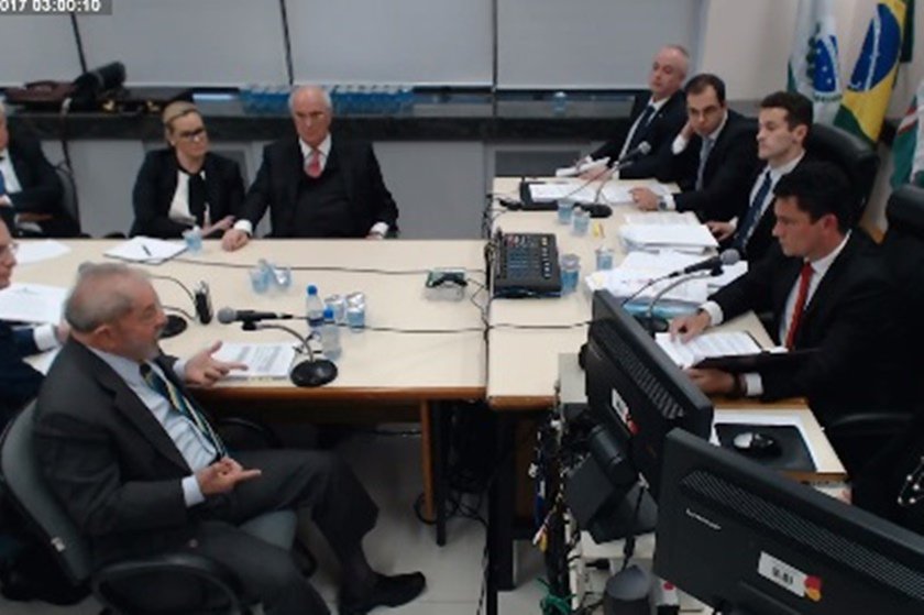 A imprensa e o MP em todo esse tempo fizeram um estardalhaço, parecia haver uma avalanche de provas contra Lula. Provas que ele não teria como responder. Aí Sergio Moro saca documentos sem assinatura, vagos, tecnicamente indiciários, apenas isso. E muito disse-me-disse. Lula foi seu melhor advogado (Foto: Jean Menezes de Aguiar) A imprensa e o MP em todo esse tempo fizeram um estardalhaço, parecia haver uma avalanche de provas contra Lula. Provas que ele não teria como responder. Aí Sergio Moro saca documentos sem assinatura, vagos, tecnicamente indiciários, apenas isso. E muito disse-me-disse. Lula foi seu melhor advogado