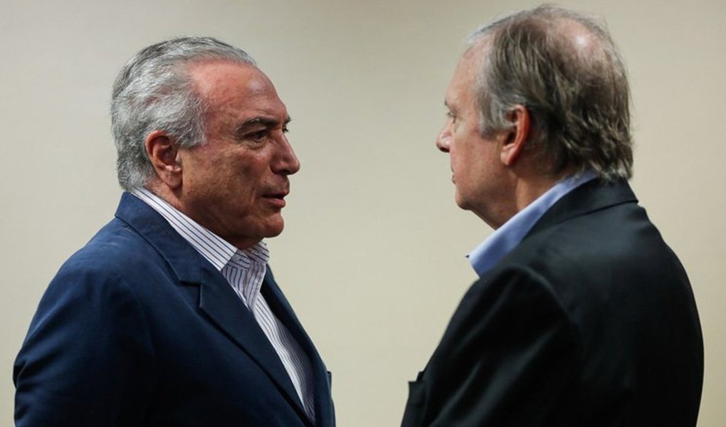 PSDB só se posicionará sobre a permanência dos ministros que tem no governo após uma conversa entre o presidente interino da legenda, senador Tasso Jereissati (CE), com o presidente Michel Temer , que deve ocorrer ainda nesta quinta, disse o líder tucano no Senado, Paulo Bauer (SC); Bauer disse que os ministros tucanos de Temer seguem trabalhando. Apesar de dizer que um posicionamento da sigla só será tomado após a conversa de Tasso com Temer, o líder disse que o PSDB "não tem tradição" de abandonar no momento em que surgem notícias ruins; Tasso assume interinamente a presidência do PSDB após o senador afastado Aécio Neves (MG) se licenciar do cargo também atingido por denúncias (Foto: Aquiles Lins) PSDB só se posicionará sobre a permanência dos ministros que tem no governo após uma conversa entre o presidente interino da legenda, senador Tasso Jereissati (CE), com o presidente Michel Temer , que deve ocorrer ainda nesta quinta, disse o líder tucano no Senado, Paulo Bauer (SC); Bauer disse que os ministros tucanos de Temer seguem trabalhando. Apesar de dizer que um posicionamento da sigla só será tomado após a conversa de Tasso com Temer, o líder disse que o PSDB "não tem tradição" de abandonar no momento em que surgem notícias ruins; Tasso assume interinamente a presidência do PSDB após o senador afastado Aécio Neves (MG) se licenciar do cargo também atingido por denúncias
