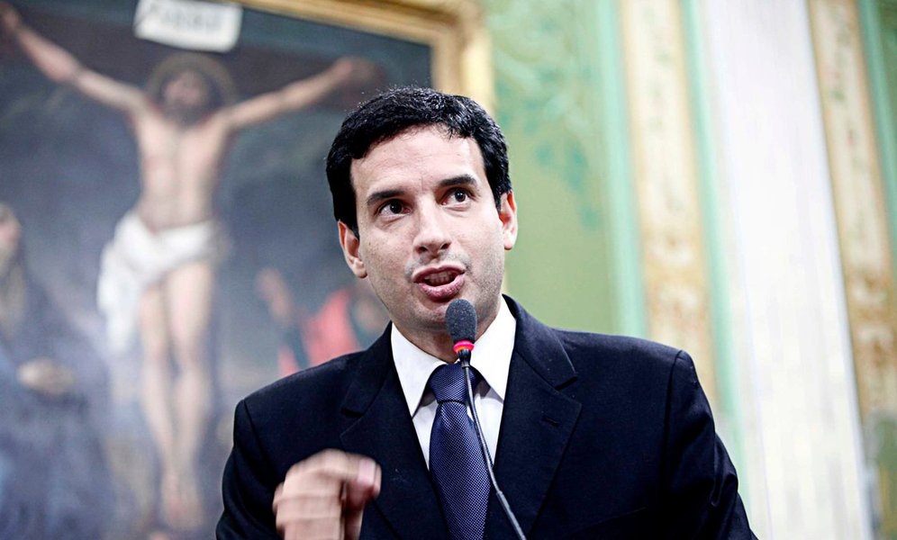 Trancando a pauta de votações no plenário da Câmara Municipal de Salvador, o projeto Revitalizar, de autoria do Executivo, segue tramitação a rigor nas comissões temáticas da Casa, conforme destaca o presidente do Legislativo, vereador Léo Prates (DEM); a matéria teve o parecer de cinco comissões permanentes da Casa (Justiça, Orçamento, Planejamento Urbano, Desenvolvimento Econômico e Cultura), o que, para Prates, "significa na prática o fortalecimento e a atuação dos colegiados nesta legislatura"; "É uma atuação que fica para a história, uma tramitação com cinco comissões analisando a matéria, realização de audiência pública e debates na Super Terça", diz o democrata (Foto: Romulo Faro) Trancando a pauta de votações no plenário da Câmara Municipal de Salvador, o projeto Revitalizar, de autoria do Executivo, segue tramitação a rigor nas comissões temáticas da Casa, conforme destaca o presidente do Legislativo, vereador Léo Prates (DEM); a matéria teve o parecer de cinco comissões permanentes da Casa (Justiça, Orçamento, Planejamento Urbano, Desenvolvimento Econômico e Cultura), o que, para Prates, "significa na prática o fortalecimento e a atuação dos colegiados nesta legislatura"; "É uma atuação que fica para a história, uma tramitação com cinco comissões analisando a matéria, realização de audiência pública e debates na Super Terça", diz o democrata